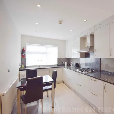 Image 4 - Queens Way, London, NW4 2TN, United Kingdom - House for rent