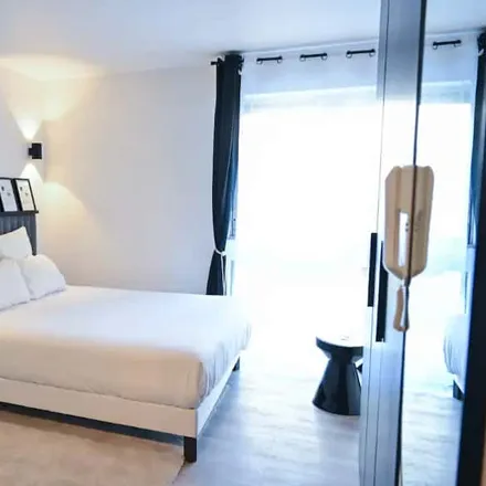 Rent this studio apartment on 215 Rue La Fayette in 75010 Paris, France