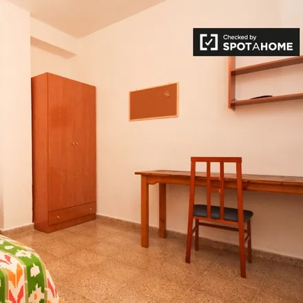 Rent this 15 bed room on Casa Isla in Calle Méndez Núñez, 4