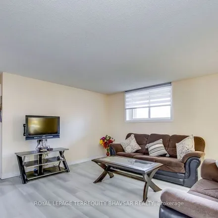 Image 6 - Greenfield Avenue, Kitchener, ON N2C 1G2, Canada - Apartment for rent