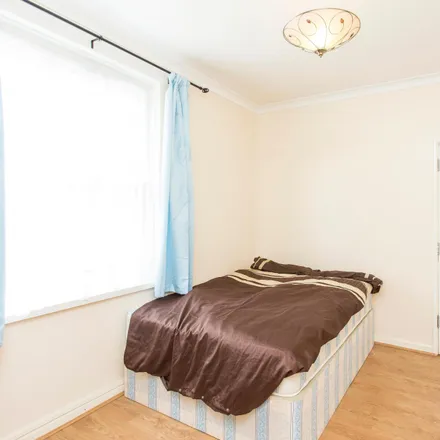 Rent this 5 bed room on 167 Westway in London, W12 7AP