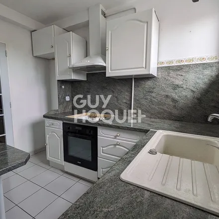 Rent this 4 bed apartment on 9 Avenue Élisée Cusenier in 25000 Besançon, France