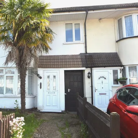 Rent this 3 bed townhouse on Oakfield Avenue in Slough, SL1 5AE