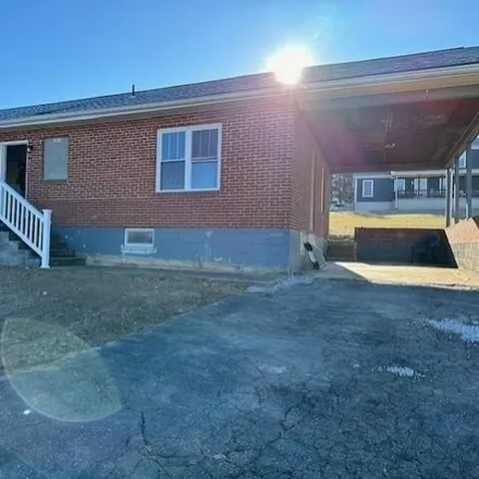 Rent this 3 bed house on J&D Automotive in Bell Creek Drive, Staunton