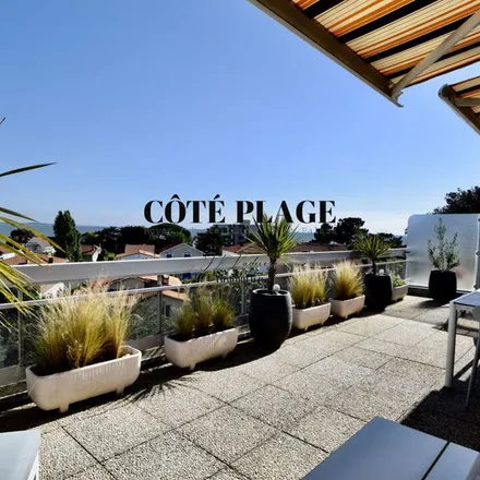 Rent this 3 bed apartment on 1 Avenue de Courlay in 17640 Vaux-sur-Mer, France
