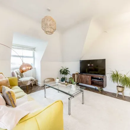 Rent this 2 bed apartment on Daysbrook Road in London, SW2 3TB