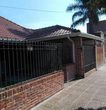 Buy this 4 bed house on Fitness Club Gimnasio in Estévez Correa, Partido de Lomas de Zamora