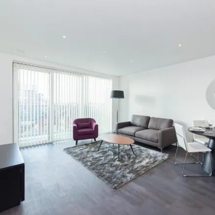 Rent this 2 bed room on Skyline Tower in Woodberry Grove, London