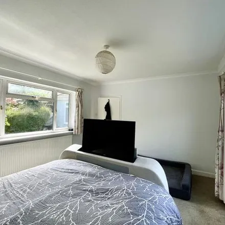 Image 2 - Rydal, Chestnut Walk, Lingfield, RH19 2LB, United Kingdom - Apartment for rent