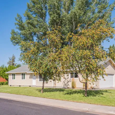 Buy this 3 bed house on 2498 Southwest Fissure Loop North in Redmond, OR 97756
