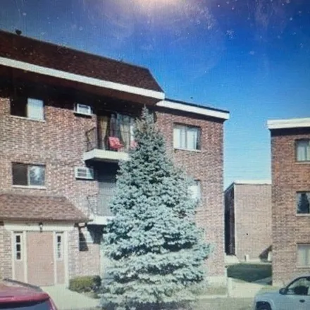 Buy this 2 bed condo on Kings Point Drive North in Addison, IL 60101