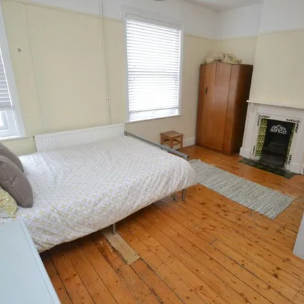 Rent this 4 bed apartment on 14 Dunlop Avenue in Nottingham, NG7 2BW