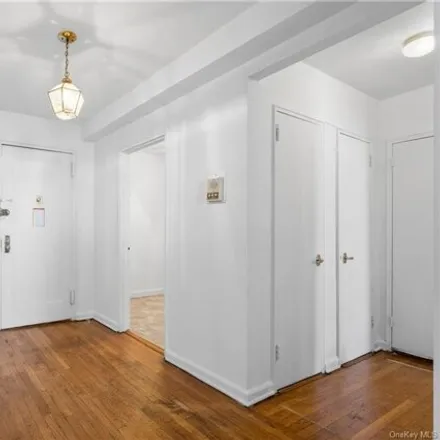 Image 2 - 2102 Holland Avenue, New York, NY 10462, USA - Apartment for sale