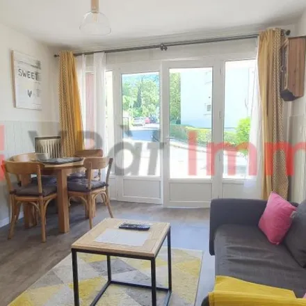 Rent this 2 bed apartment on 15 Ruelle d'Aigrefoin in Saint-Rémy-lès-Chevreuse, France