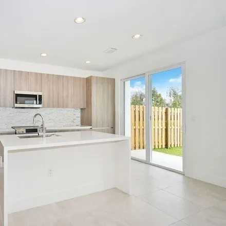 Image 9 - 7241 Northwest 102nd Place, Doral, FL 33178, USA - Townhouse for rent