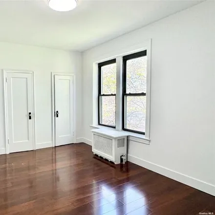 Image 4 - 1 A Hillside Avenue, Village of Great Neck Plaza, NY 11021, USA - Apartment for sale