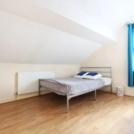 Rent this 4 bed apartment on Pull-up bar and monkey ladder in Ham Park Road, London
