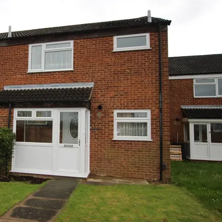 Rent this 3 bed townhouse on Kestrel Way in Luton, LU4 0XT