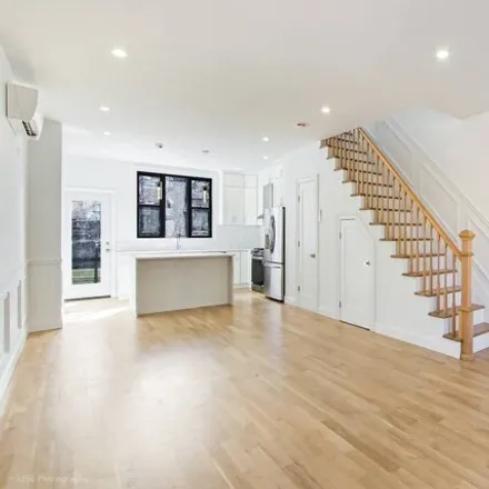 Image 3 - 11 Monaco Place, New York, NY 11233, USA - House for sale