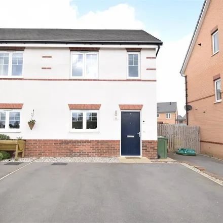 Rent this 2 bed duplex on Littlewood Crescent in Wakefield, WF1 5FQ