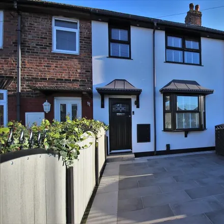 Rent this 3 bed townhouse on Lowerhouse Lane in Widnes, WA8 7EQ