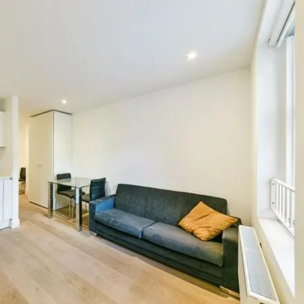 Image 2 - Towpath House, Clyde Square, London, E14 7TB, United Kingdom - Loft for rent