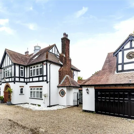 Rent this 5 bed house on The Ridgeway in Cuffley, EN6 4AR