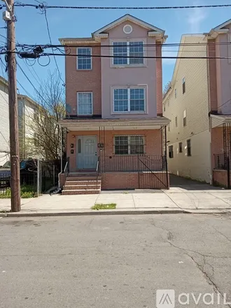 Rent this 3 bed townhouse on 28 Kent Street