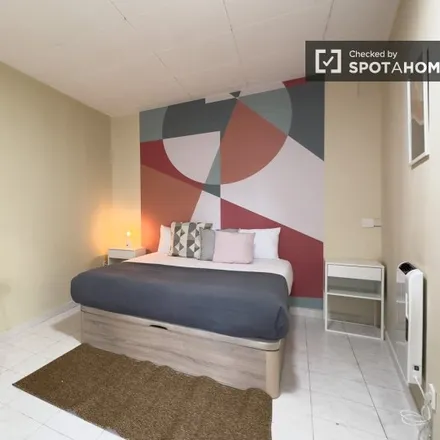 Rent this 5 bed room on Cicles La Mundial in Carrer de Salvà, 30