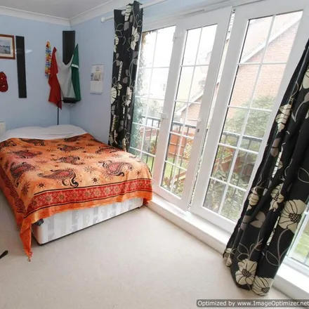 Rent this 1 bed room on South Road in London, SW19 1UY