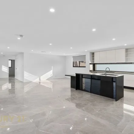 Image 8 - Kingsford Smith Avenue, Middleton Grange NSW 2171, Australia - Apartment for rent