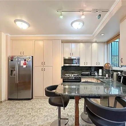 Image 6 - 18 Corbin Place, New York, NY 11235, USA - House for sale