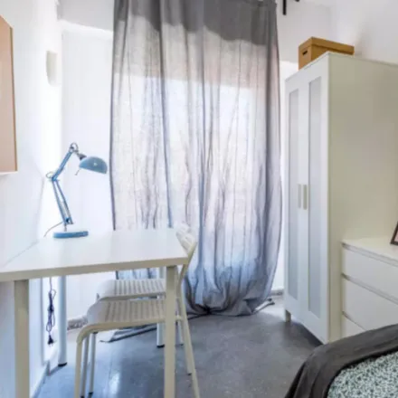 Rent this 5 bed room on Carrer del Riu Ebre in 4, 46010 Valencia