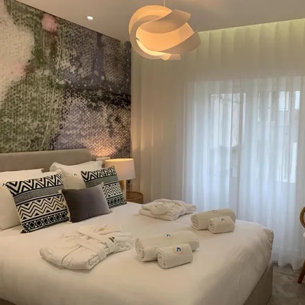 Rent this 2 bed apartment on Quinta do Castelo das Rosas in Farmácia Marginal, Rua Doutor Álvaro Lacerda e Melo