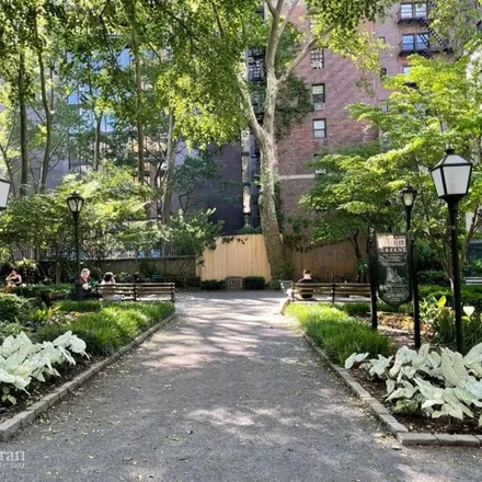 Image 6 - The Cloister, 321 East 43rd Street, New York, NY 10017, USA - Apartment for sale
