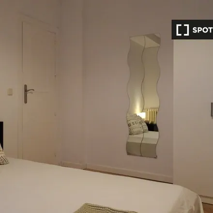 Rent this 6 bed room on el aliño in Calle de Rafael Calvo, 40