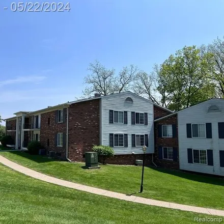 Buy this 2 bed condo on 577 North Fox Hills Drive in Bloomfield Township, MI 48304