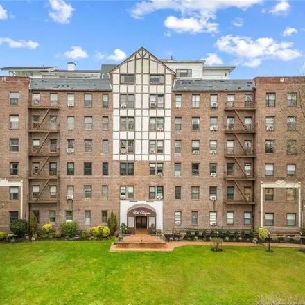 Buy this studio apartment on 37 Brompton Road in Village of Thomaston, North Hempstead