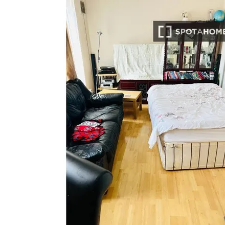 Rent this 3 bed room on Block 2 in Paulet Road, Myatt's Fields
