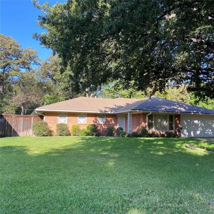 Rent this 3 bed house on 916 Ridgewood Terrace in Arlington, TX 76012