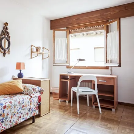 Rent this 6 bed room on Queen's Language School (Alcalá) in Calle de los Escritorios, 3