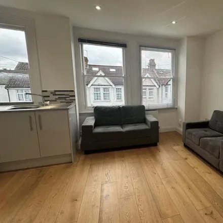 Image 4 - Russell Road, The Hyde, London, NW9 6AD, United Kingdom - Apartment for rent