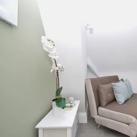 Rent this studio apartment on 138;140 Fitzneal Street in London, W12 0BY