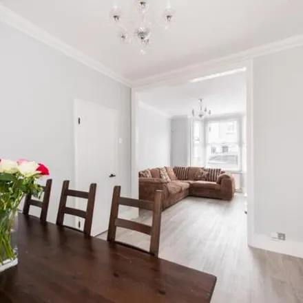 Image 3 - 55 Pearcroft Road, London, E11 4DR, United Kingdom - Townhouse for sale