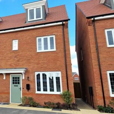 Rent this 3 bed townhouse on unnamed road in Heald Green, SK8 3XR