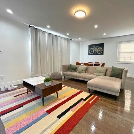 Image 3 - 126-15 152nd Avenue, New York, NY 11420, USA - House for rent