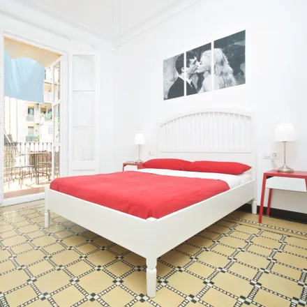 Rent this 3 bed room on Avinguda del Paral·lel in 84, 08015 Barcelona