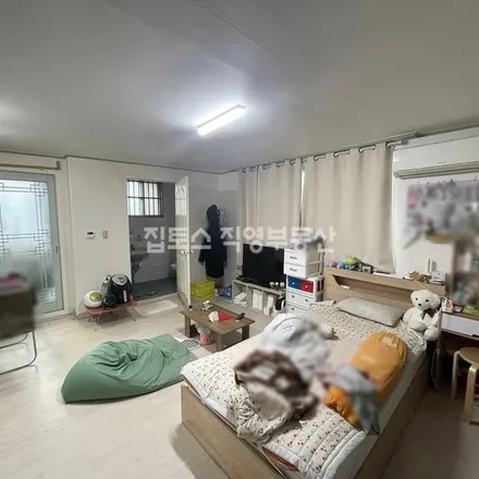 Rent this studio apartment on 서울특별시 강남구 논현동 278-16
