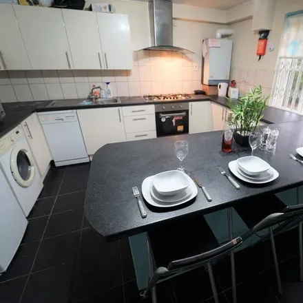 Rent this 6 bed townhouse on unnamed road in Nottingham, NG7 3PH