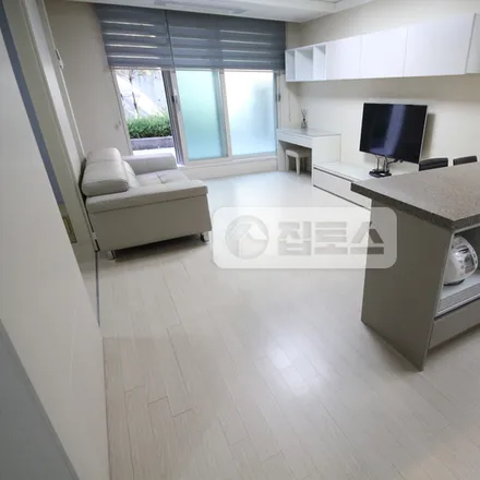 Rent this 1 bed apartment on 서울특별시 강남구 역삼동 633-10